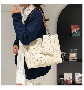 Detail of YADIER tote bag with leather strap, metal chains and matching mini pouch