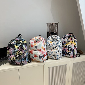 Casual Backpack Printed Lightweight Polyester Daypack For School Students Teen Girls Fashion Graffiti Heart Pattern