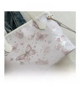 Detailaufnahme der weißen Tragetasche mit rosa Schmetterlingsdruck und Kordelzug