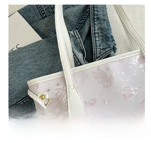 Detaillierte Nahaufnahme einer rosa Tragetasche mit Schmetterlingsdruck und Sternbildern