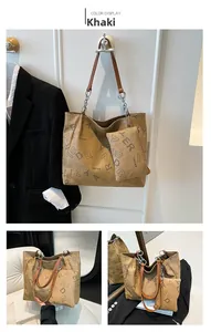 Détail du sac cabas kaki avec pochette, anse en chaîne et imprimés de lettres mode