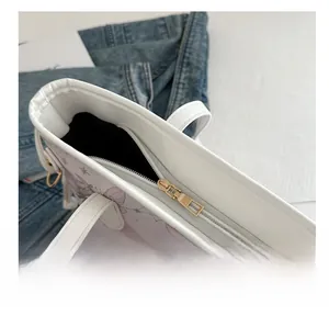 Detailansicht des glatten Reißverschlusses und Schmetterlingsdrucks auf weißer Tasche