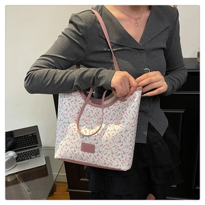 Détail du sac cabas floral avec étiquette FASHION BAGS sur toile de qualité