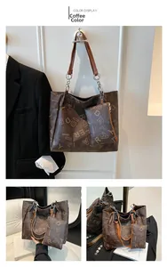 Détail d'un ensemble cabas marron avec pochette, chaîne en métal et logo imprimé
