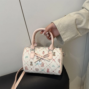 Sac Boston mignon crème et rose avec motifs oursons et pendentif en forme de cœur