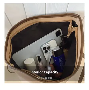 Vista superior del interior del bolso tote grande con artículos esenciales diarios
