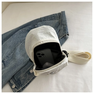 Intérieur spacieux du sac bandoulière en nylon blanc avec rangement pour téléphone et écouteurs