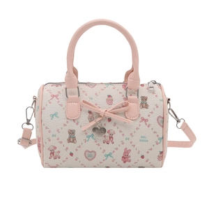Sac Boston crème avec imprimés mignons et poignées roses sur fond blanc éclatant