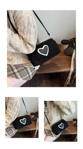 Détails du sac coeur en polaire noire avec ferrures dorées et fine bandoulière réglable