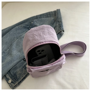 Détail de l'intérieur d'un sac de poitrine en nylon violet avec téléphone et portefeuille
