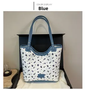 Détail du grand sac cabas fleuri avec bordure bleue dans un coffret cadeau