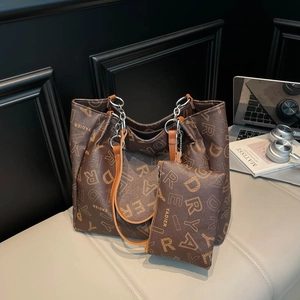 Ensemble de cabas marron café avec motif de lettres et détail de chaîne argentée