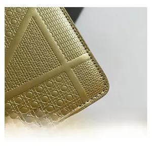 Dettaglio della trama trapuntata dorata con cuciture precise su una borsa a tracolla