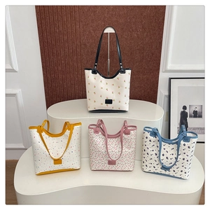 Détails de quatre sacs cabas en toile à fleurs avec différents motifs et bordures