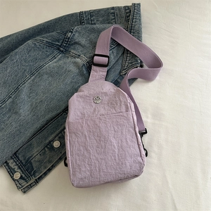 Sac bandoulière tendance en nylon lavande pour femmes avec sangle réglable et logo M