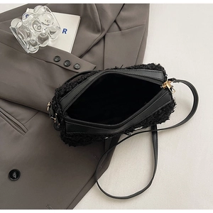Vue détaillée de l'intérieur du sac en polaire noire avec fermeture éclair et bordure en PU