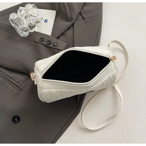 Détails du sac bandoulière blanc en laine d'agneau avec dorures et texture douce en fausse fourrure