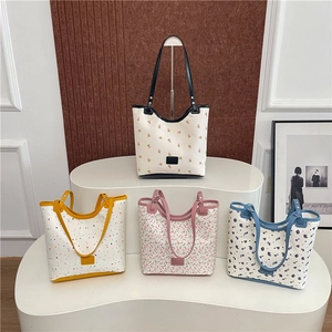 Grands sacs cabas pour femmes à motifs floraux variés avec des poignées colorées