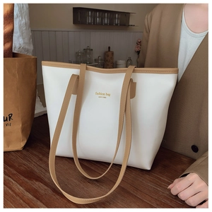 Detalle del bolso tote crema con elegante inscripción dorada fashion bag NEW YORK
