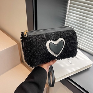 Sac à main chic en polaire noire avec un patch cœur contrasté pour le style d'automne