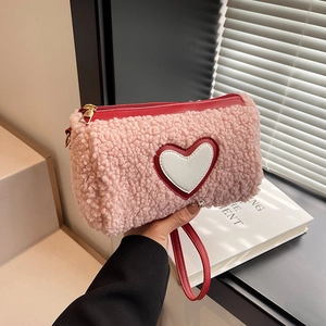 Sac à main en polaire rose avec broderie cœur blanche et dragonne rouge, style doux