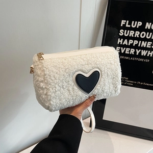 Sac à main blanc en laine d'agneau avec patch cœur en cuir et fermeture éclair dorée