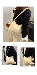 Détail du sac hobo minimaliste crème avec plaque en métal et breloque ours