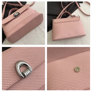 Dettagli della borsa a tracolla intrecciata rosa con fibbia argentata e finiture in pelle