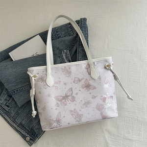 Schicke weiße Tragetasche mit rosa Schmetterlingsdruck und Kordelzug für den Alltag