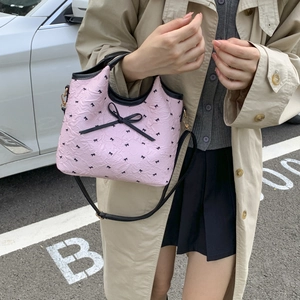 Sac seau rose à nœuds noirs pour femmes avec bandoulière et texture froncée