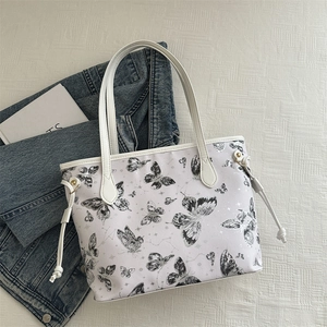 Sac fourre-tout blanc à motif papillon avec fines bandoulières et cordons de serrage