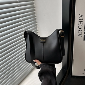 Sac seau chic en cuir noir mat avec inscription dorée et bandoulière réglable élégante