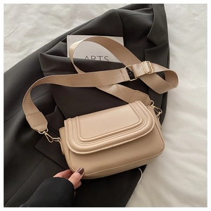 Dettaglio borsa a tracolla beige con tripla cucitura e tracolla larga in nylon regolabile