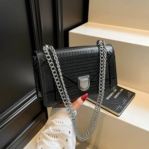 Borsa a tracolla in pelle trapuntata nera con catena argento e chiusura in metallo