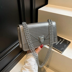 Borsa a tracolla moderna in pelle goffrata argento con catena e design a cucitura a V
