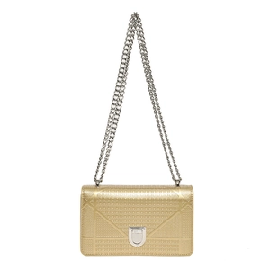 Elegante borsa trapuntata dorata con tracolla a catena e fibbia a forma di scudo