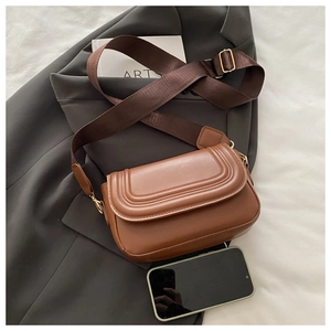 Borsa a tracolla in pelle marrone con cuciture decorative e smartphone per scala taglie