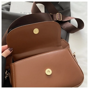 Dettaglio borsa in pelle PU marrone con fibbia magnetica oro e tracolla larga