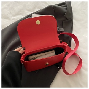 Dettaglio della capienza interna della borsa rossa con chiusura magnetica dorata