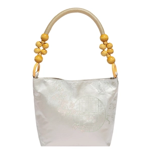 Borsa cinese moderna in raso con ricamo a farfalla e manico intrecciato con perle