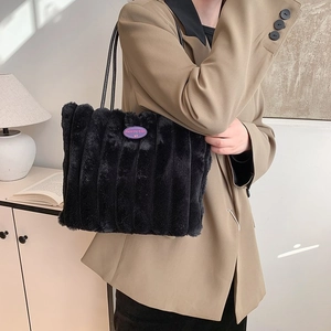 Sac fourre-tout noir en peluche à rayures verticales et écusson logo violet mode