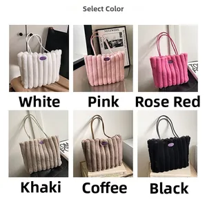 Collection de sacs cabas en peluche en six coloris dont blanc et rose avec texture côtelée
