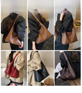 Dettaglio della trama della borsa tote grande in pelle intrecciata e design morbido