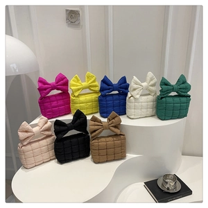 Mini borse trapuntate in 8 colori su gradini bianchi con manici a forma di fiocco