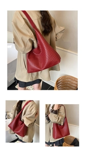 Dettaglio borsa tote in pelle intrecciata bordeaux con tracolla su trench beige