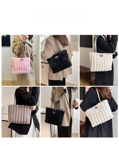 Détails des sacs cabas en peluche rayée rose, noir et beige avec une texture douce en fourrure