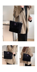 Détail du cabas en peluche noire avec texture matelassée verticale et logo violet