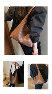 Dettaglio della trama intrecciata marrone sulla grande borsa hobo in ecopelle