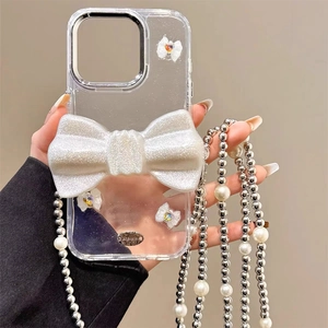 Coque iPhone à nœud scintillant avec bandoulière en perles et breloques cœur sur coque