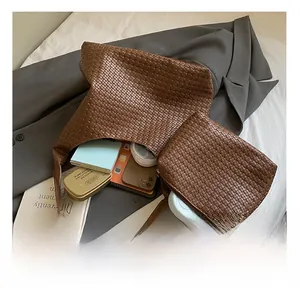 Interno spazioso della borsa intrecciata con spazio per telefono e accessori